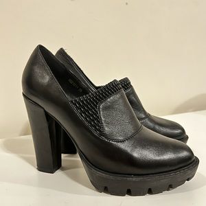 Black leather shoes, wear twice, very comfortable